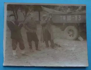 Фотография Мужики с охотничьими ружьями возле грузовика 50-е года (70)