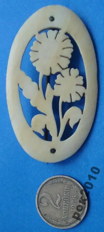 Значок-брошь Цветы кость