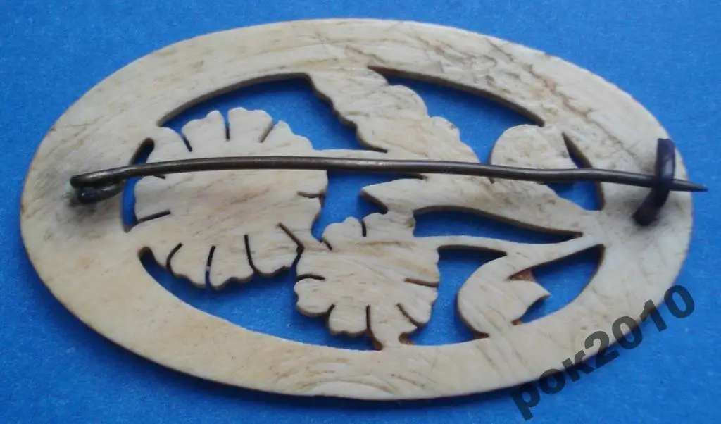 Значок-брошь Цветы кость 1