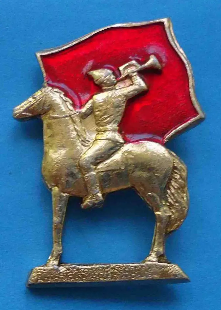 красноармеец на коне горн