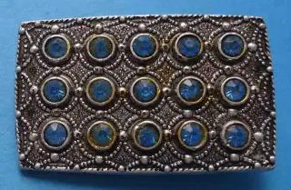 Брошь с камнями