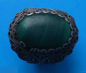 Кольцо с большим зеленым камнем серебро?