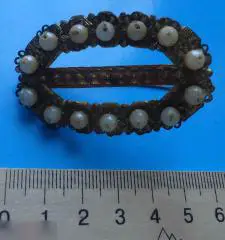 Брошь с белыми шариками