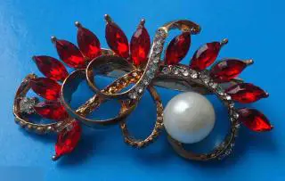 Красивая брошь с бусинкой и камнями
