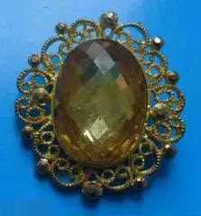 Брошь с желтым камнем