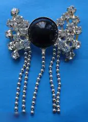 Брошь с камушками и цепочками