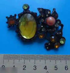 Брошь с камушками