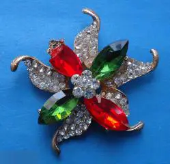 Брошь с зелеными и красными камнями
