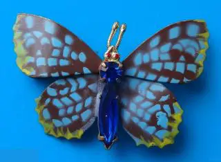 Знак-брошь Бабочка с камнями металл