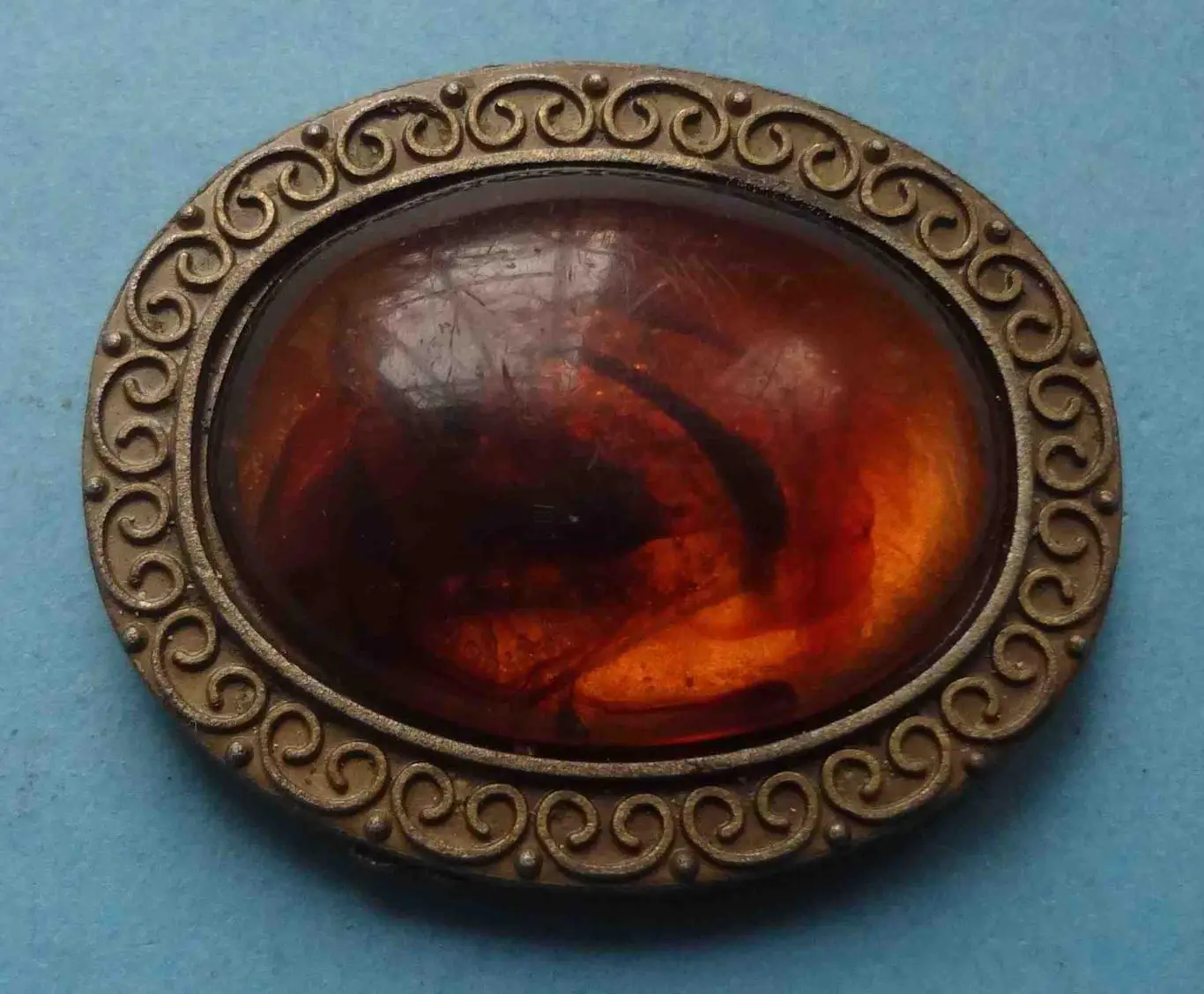 Брошь накладка янтарь (56)