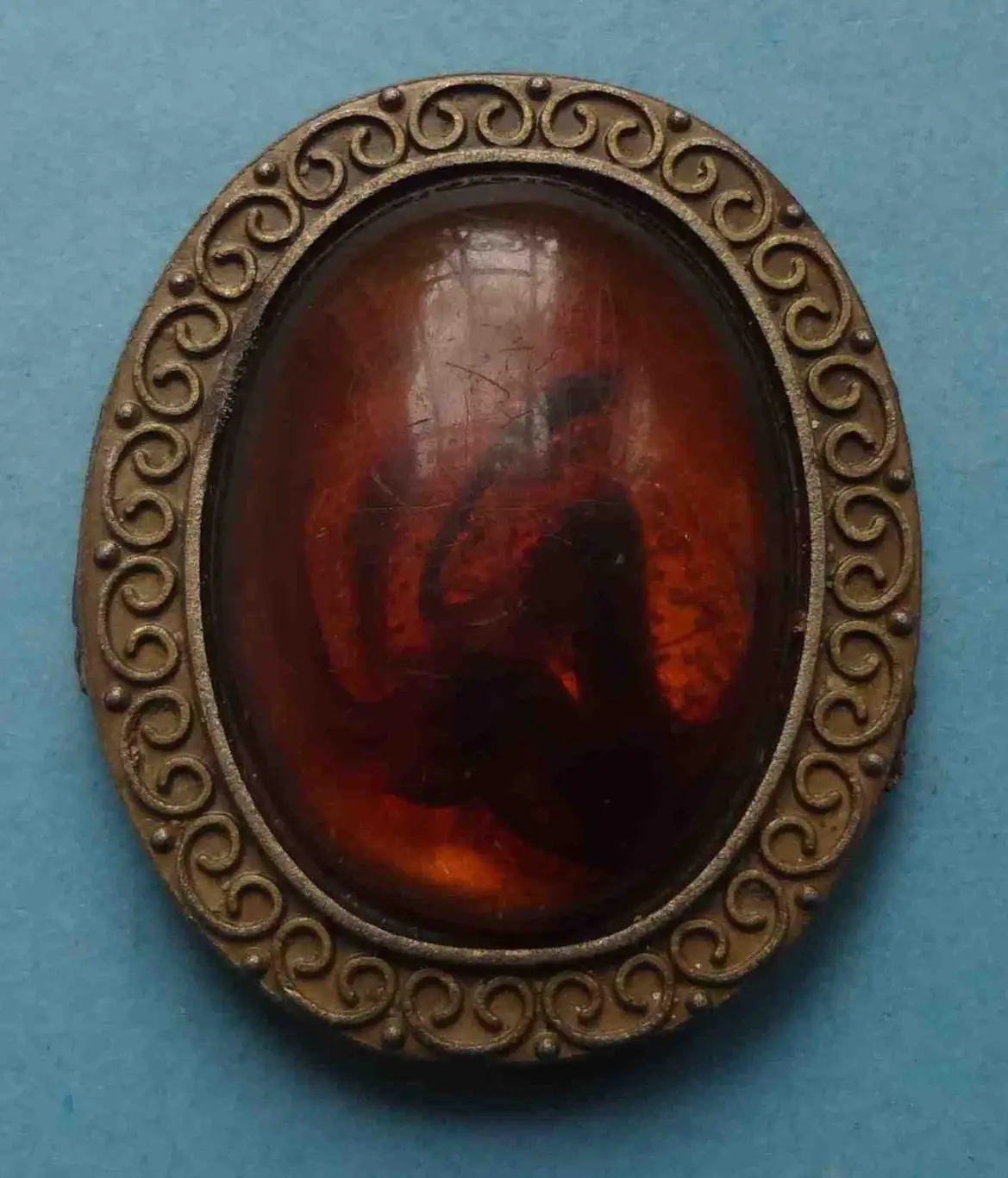 Брошь накладка янтарь (56) 2