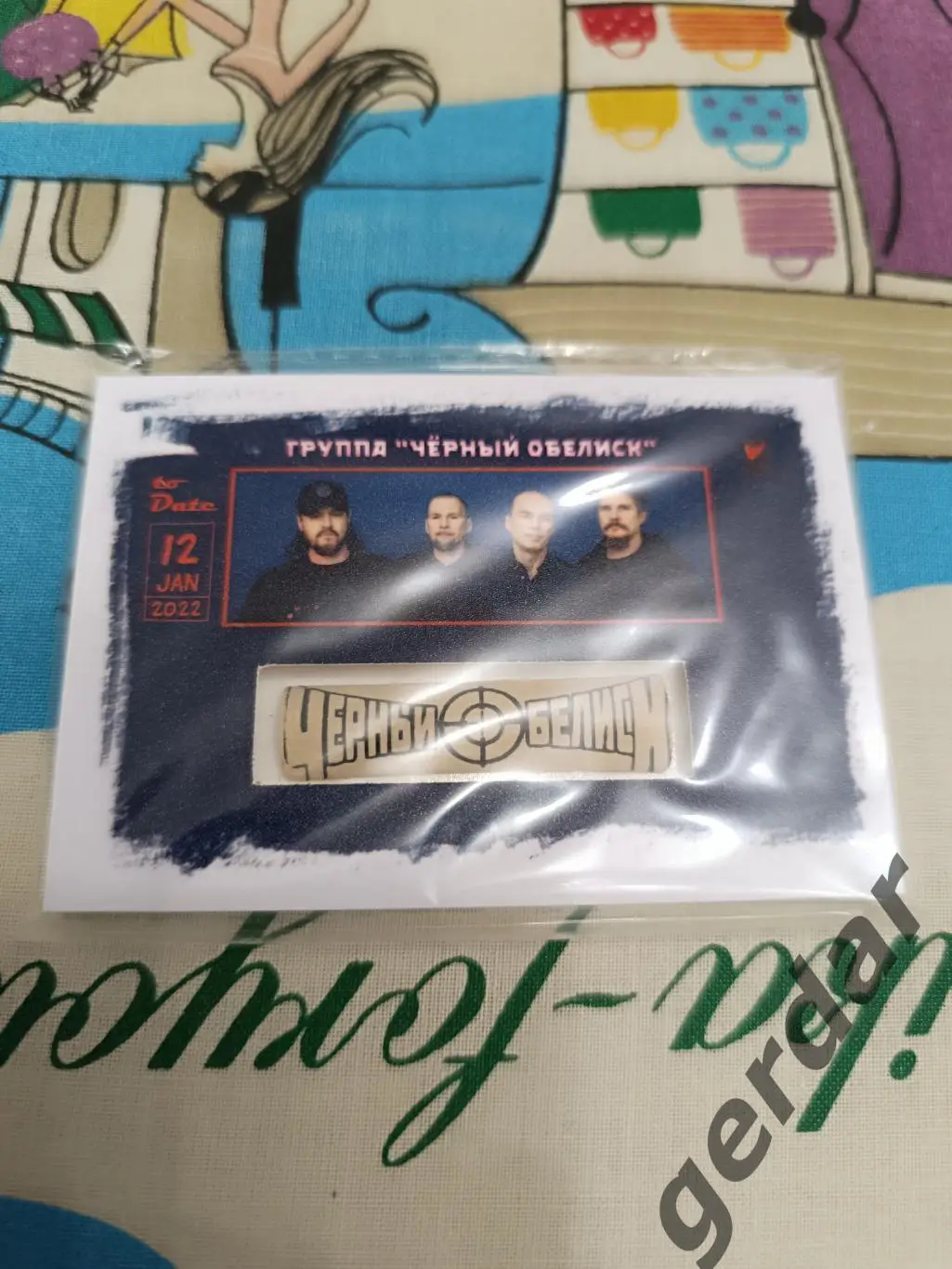 Черный обелиск карта с фрагментом барабанных палочек