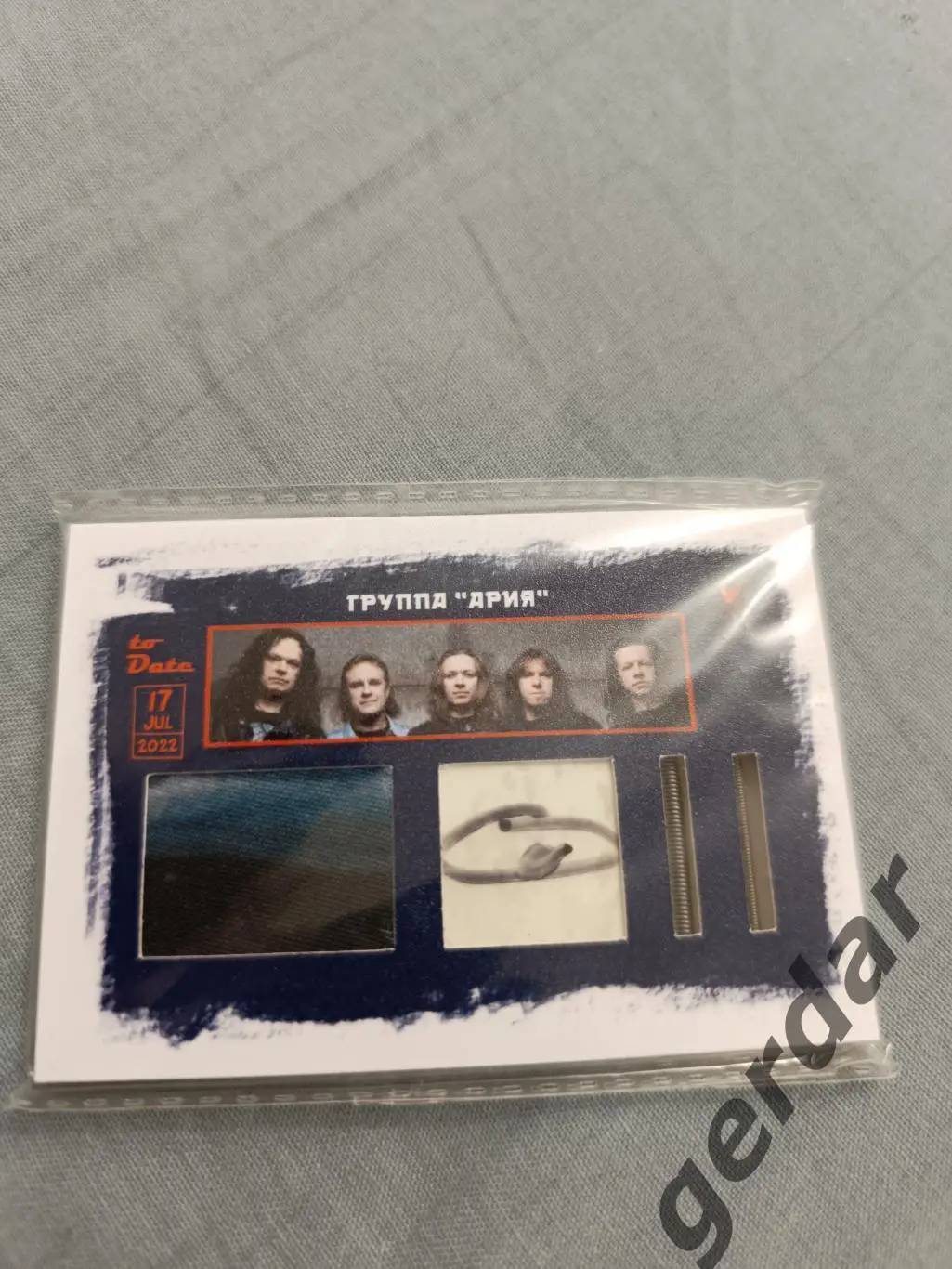 Группа ария карта с фрагментами пластика, футболки и гитарных струн