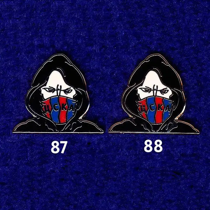 Знак, значок фанат ЦСКА. Чёрный капюшон, шарф ЦСКА