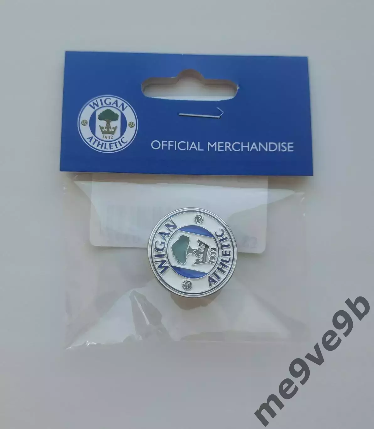 Официальный значок ФК Уиган Атлетик Уиган, Англия. Выпуск 2025 года