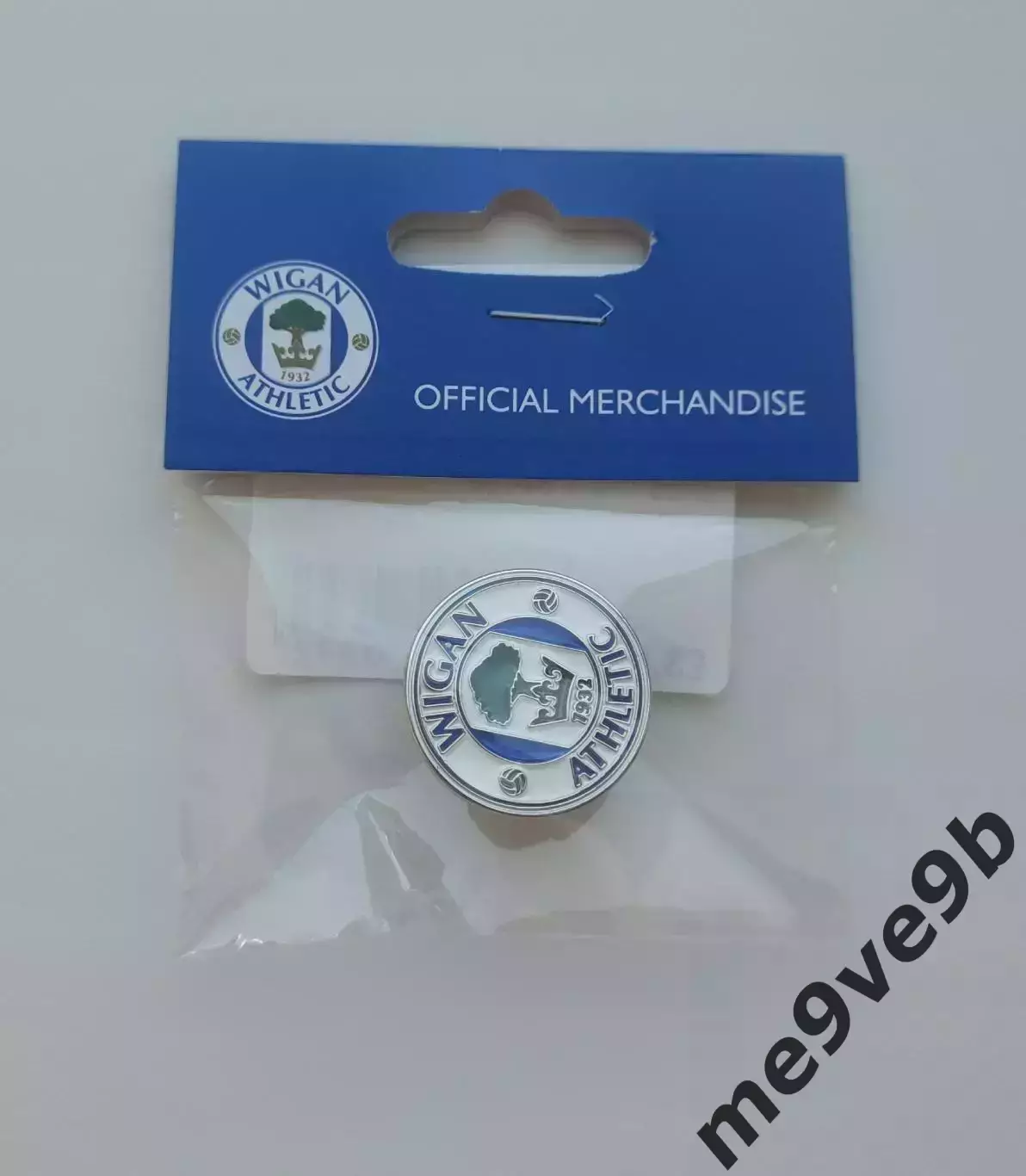 Официальный значок ФК Уиган Атлетик Уиган, Англия. Выпуск 2025 года