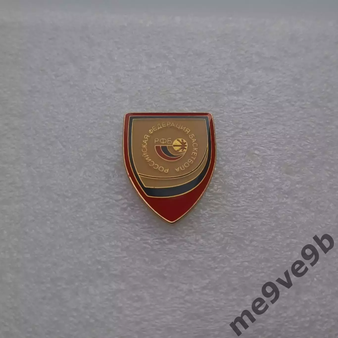 (2) Официальный значок Российской федерации баскетбола (РФБ)