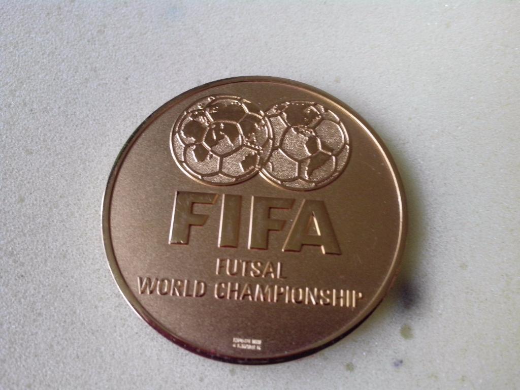 Футбол.Официальная медаль ФИФА. Чемпионат мира по мини- футболу.Гватемала 2000г 1