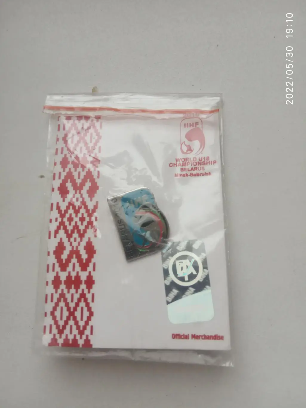 Значок.Хоккей IIHF-Belarus-2010-U-18-офици альная продукция
