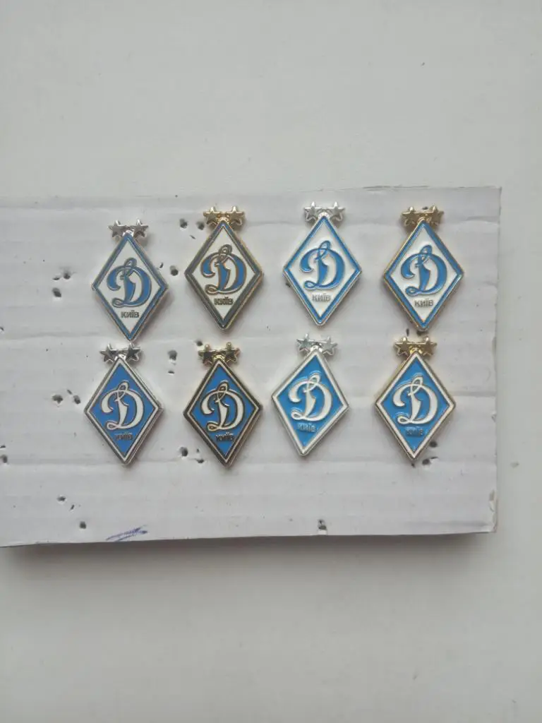 Значок. Динамо Киев новый эмаль -4шт.и не эмаль -4 штуки всех 8 комплект