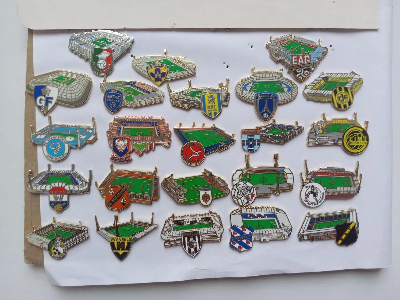 Значки Стадионы Европы ФК Голландии Франции.....5 уе за один знак