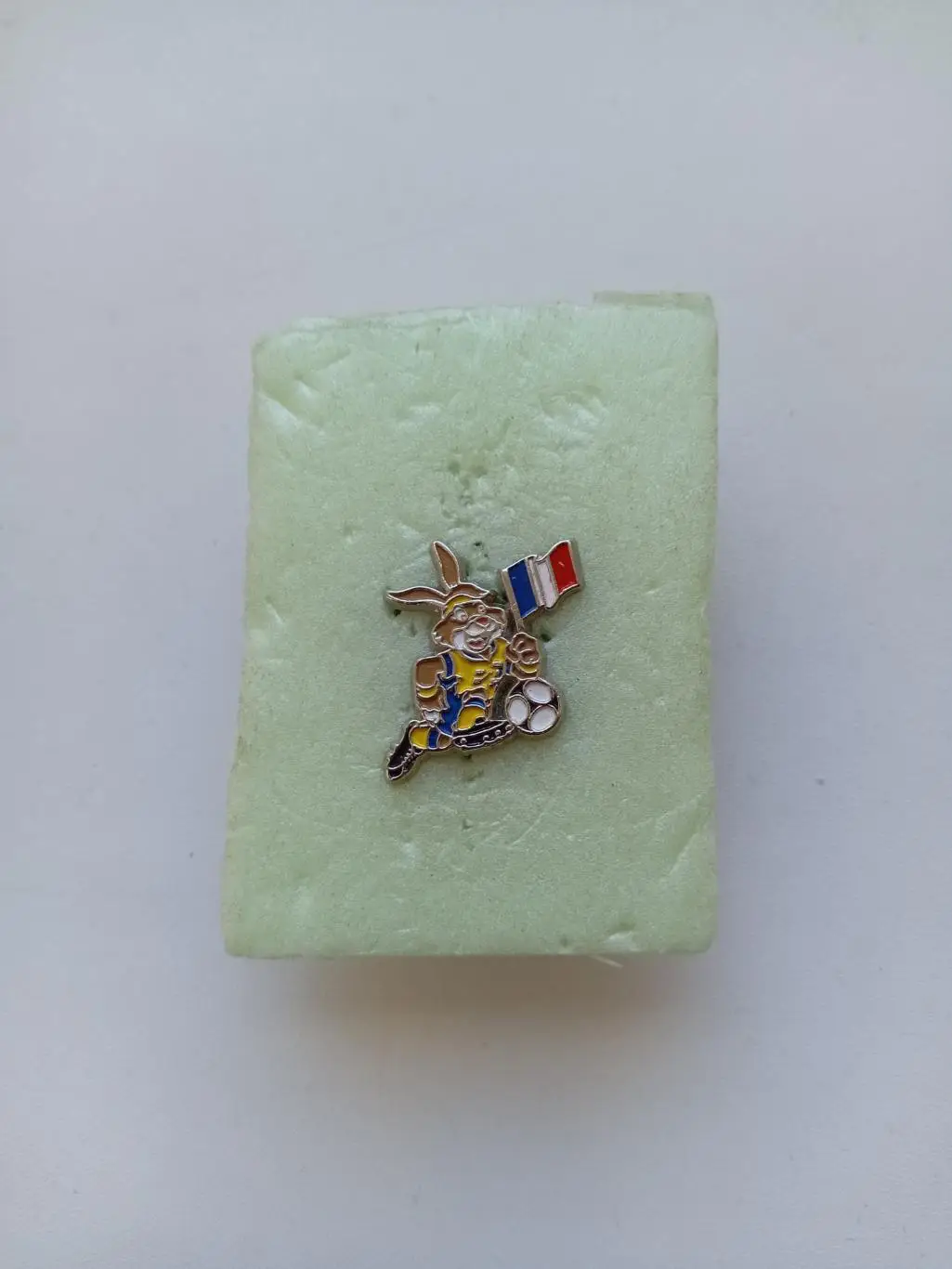 Значок. Талисман Ч.Е.-1992- официальный знак