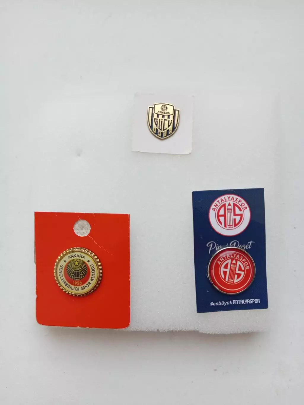 Ф.К.Антальяспор.Генчлербирлиги.Анкарагучу- оффициальный знак 3 шт.