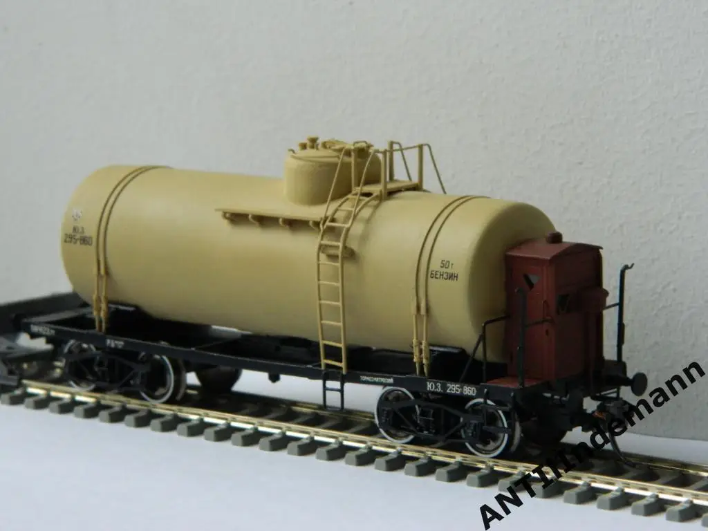 Цистерна (бочка) с тормозной будкой (бензин), СССР. Автор С. Шевчук. H0 1/87 3