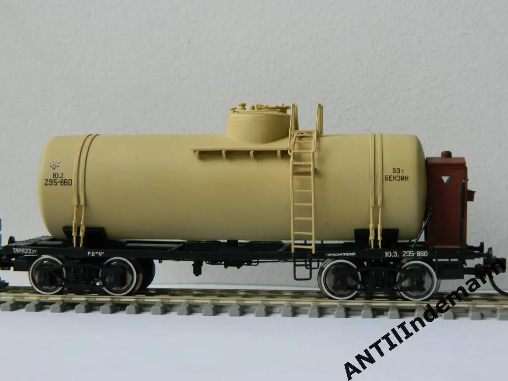 Цистерна (бочка) с тормозной будкой (бензин), СССР. Автор С. Шевчук. H0 1/87 5