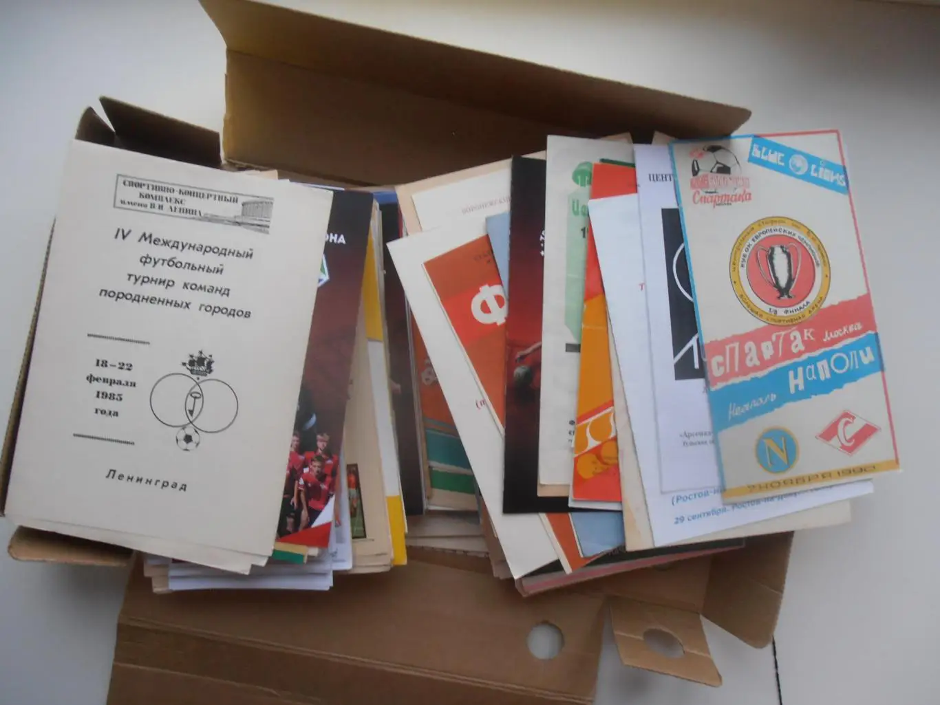 Более 300 футбольных программ 1982-2024 г