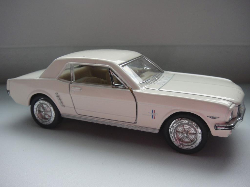 Ford Mustang 1964 1/2 KINSMART Scale 1/36, инерционная 2