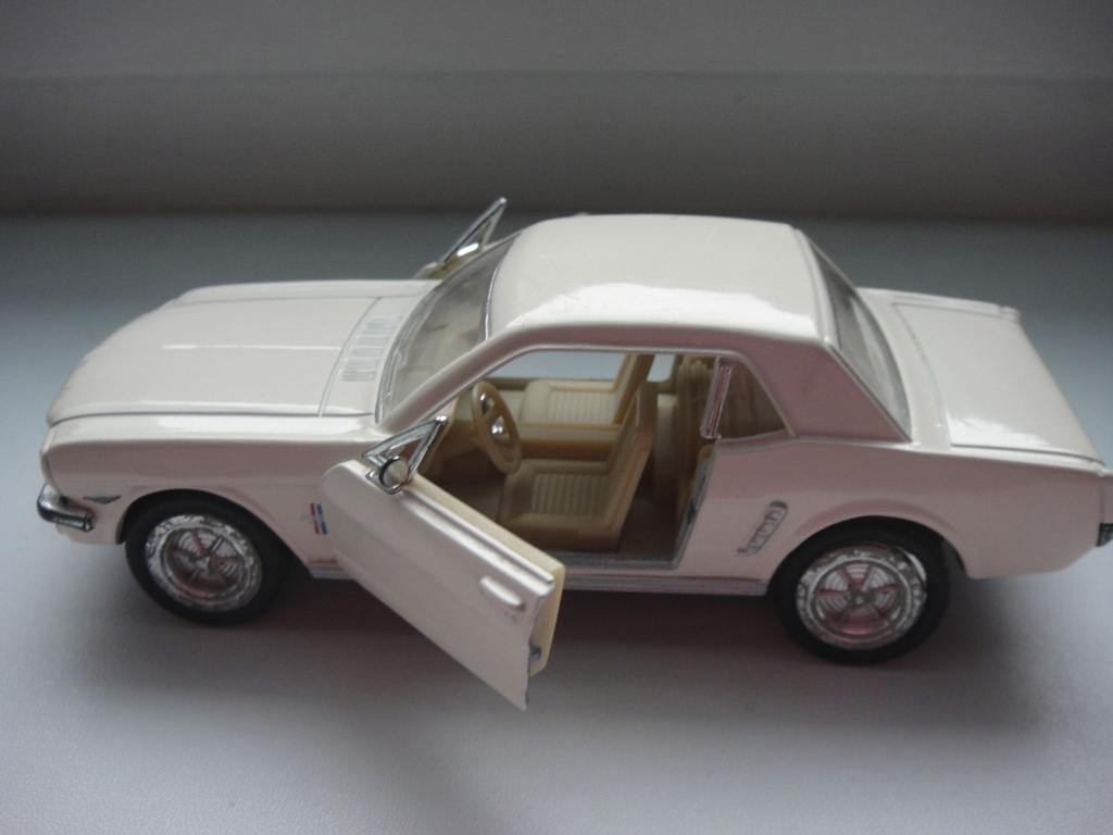 Ford Mustang 1964 1/2 KINSMART Scale 1/36, инерционная 6