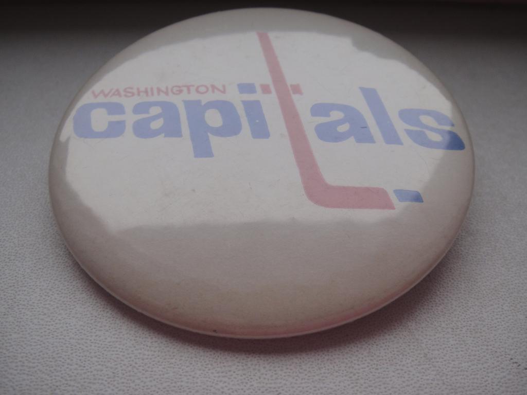 Знак NHLWASHINGTON CAPITALS,диаметр 5,5 см. 1