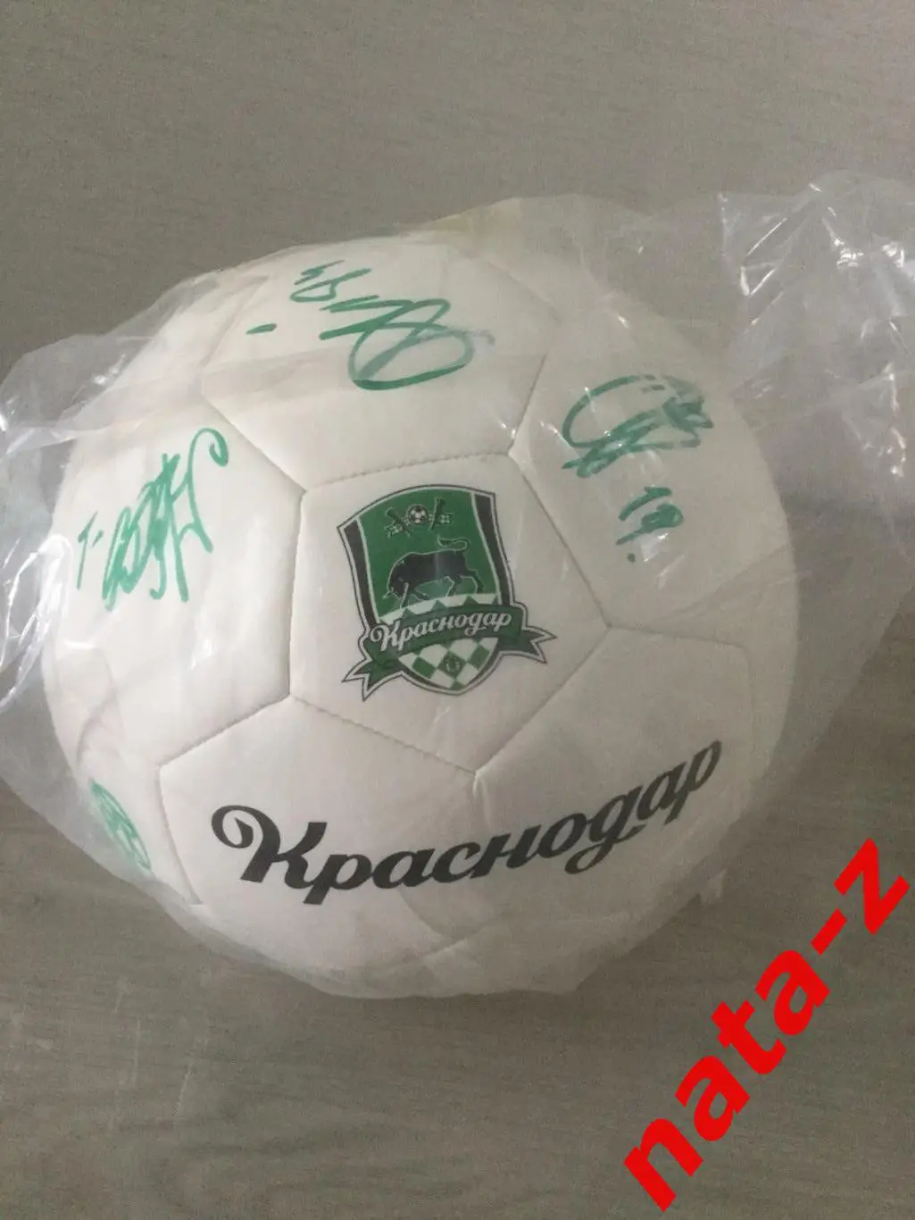 Футбольный мяч ФК Краснодар с автографами игроков.