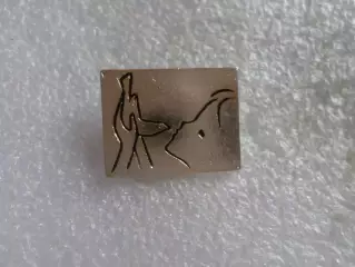 Значок Девочка и голубь