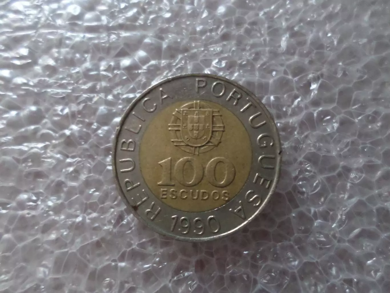 Монета 100 эскудо Португалия 1990 г