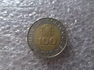 Монета 100 эскудо Португалия 1990 г