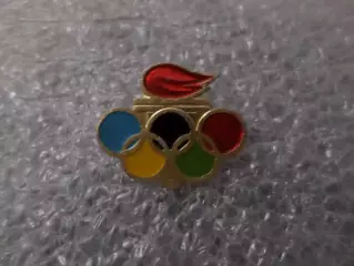 значок Олимпийские символы кольца и факел