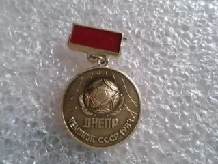 значок футбол Днепр Днепропетровск чемпион СССР 1983 г.