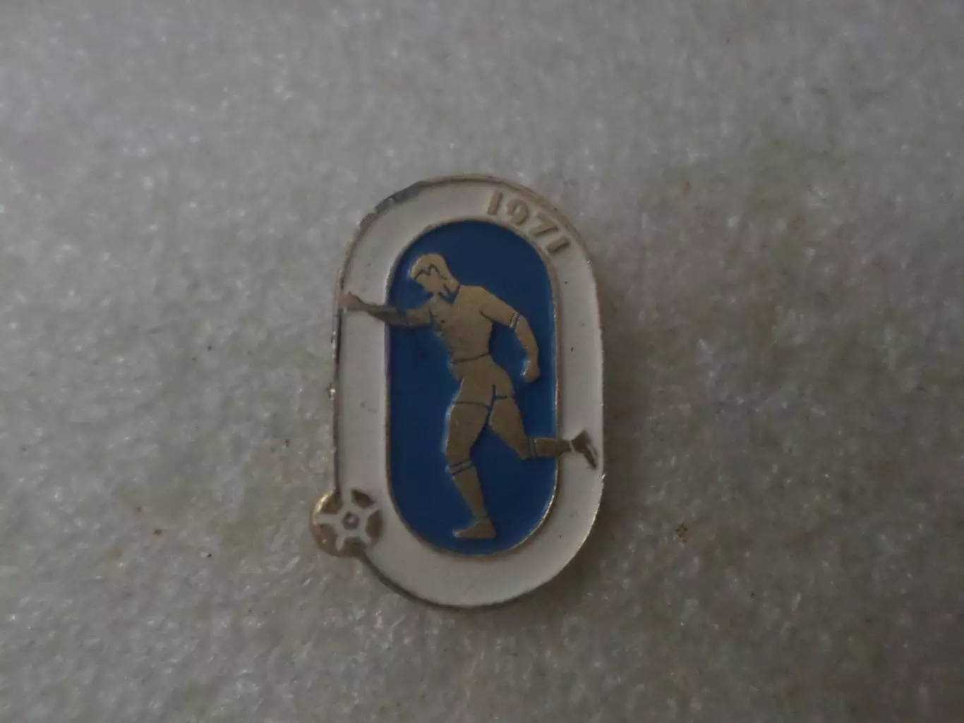 значок футбол 1971 г белый
