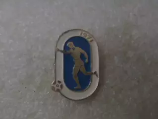 значок футбол 1971 г белый
