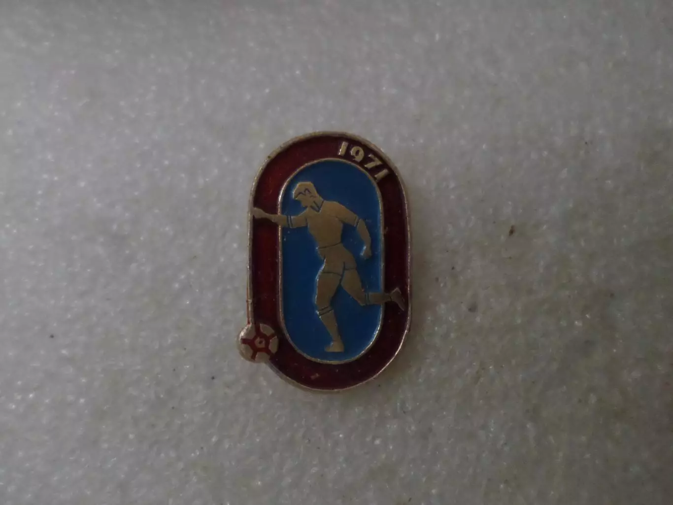 значок футбол 1971 г красный
