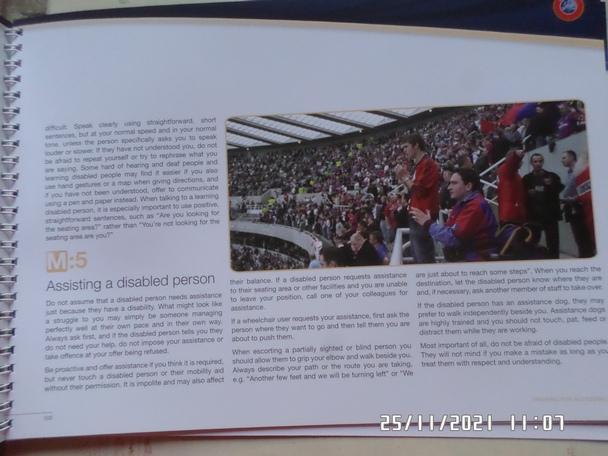 презентационный буклет УЕФА: организация посещения матчей инвалидами 1