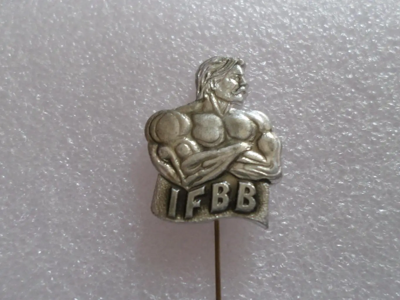 значок Международная Федерация Бодибилдинга и фитнеса