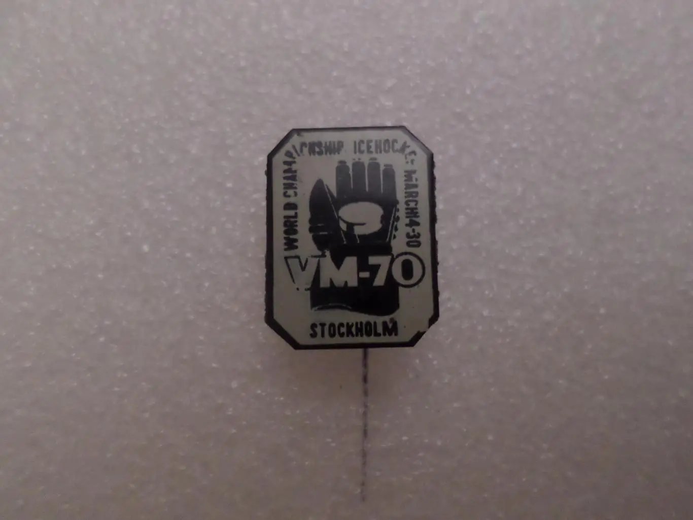 значок хоккей Чемпионат мира по хоккею Стокгольм 1970 г черн