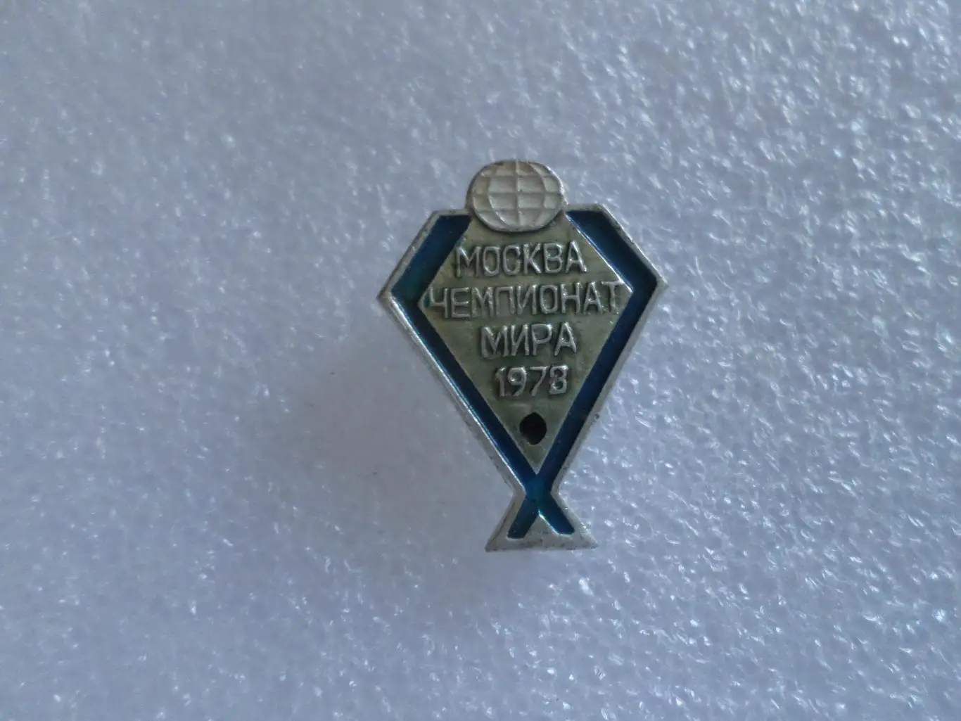 Значок Чемпионат мира 1973 г по хоккею Москва
