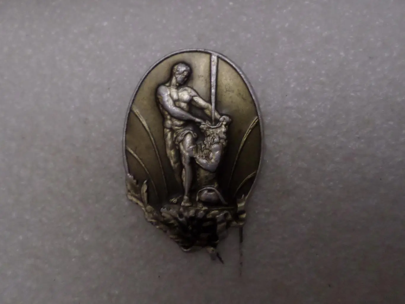 Значок фонтан Самсон Петродворец