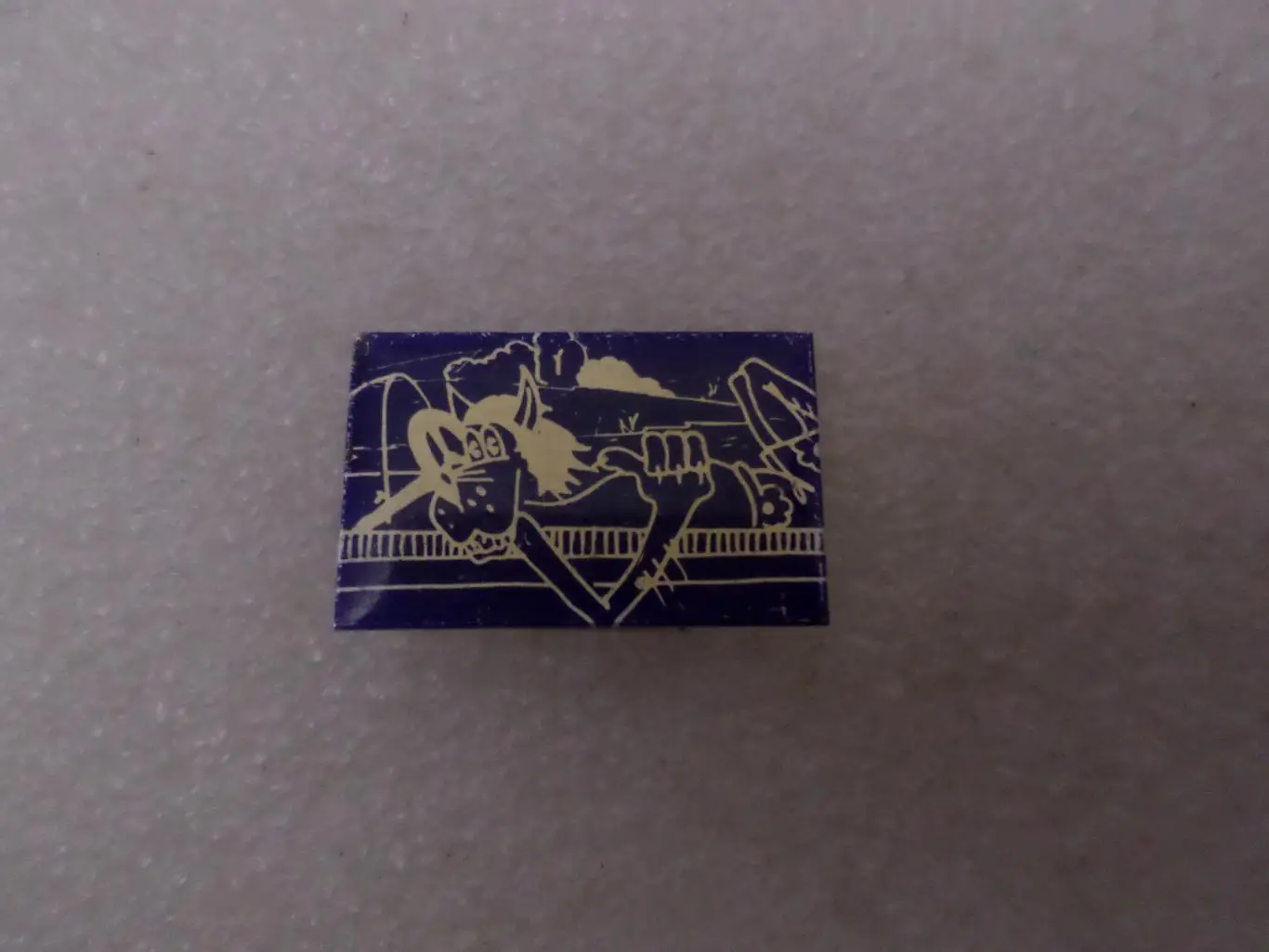 Значок детский мультфильм Ну погоди Волк на пляже