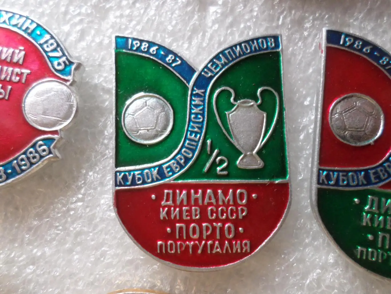 Значок Динамо Киев - Порто Португалия 1987 г зел/крас