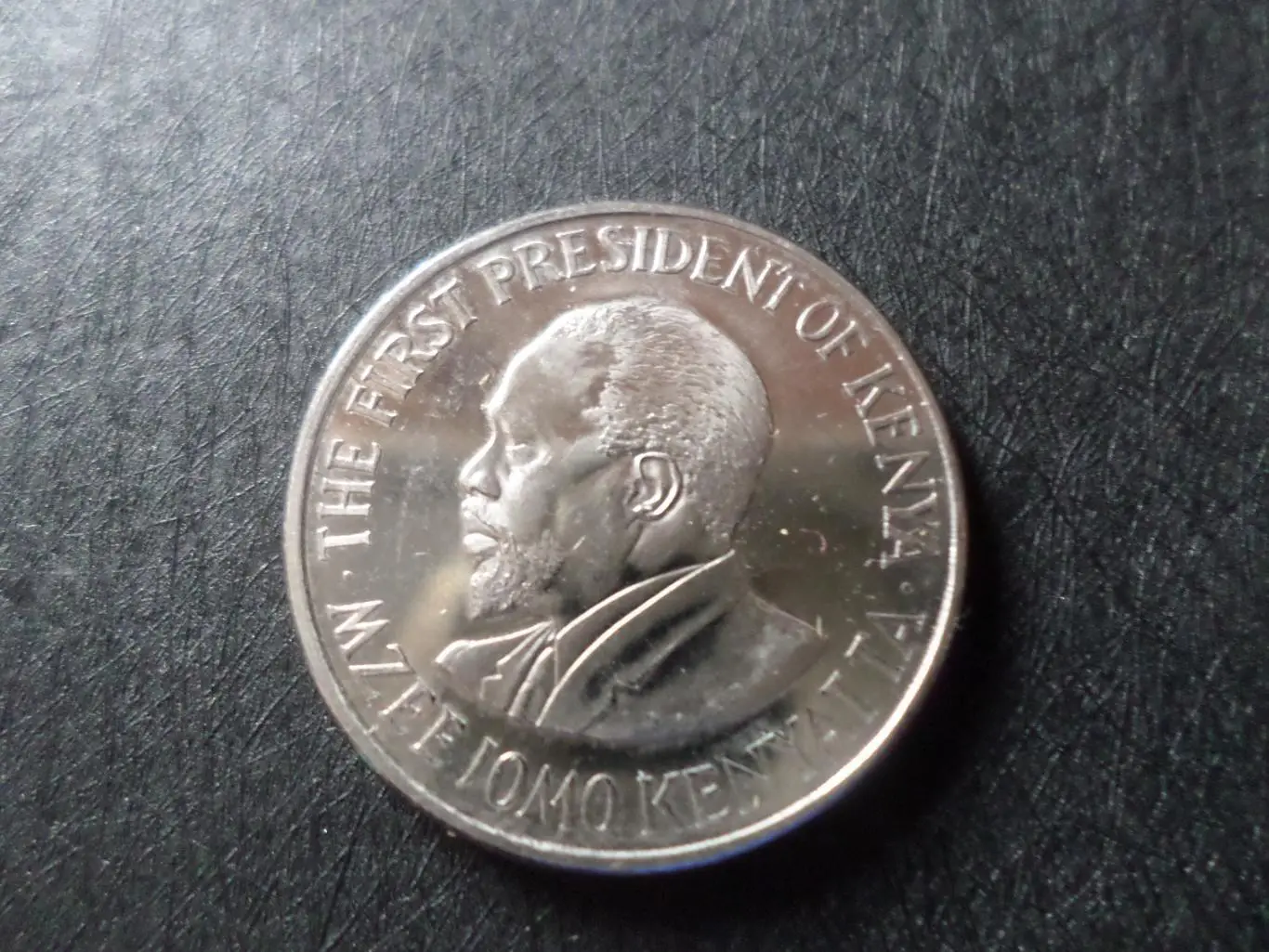 Монета 1 шиллинг Кения 2005 г